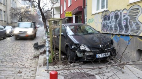 "Нисан" отнесе "BMW" и подпря блок в София