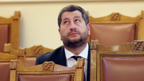Захариева за запълване на грозната дупка ли е или...?  