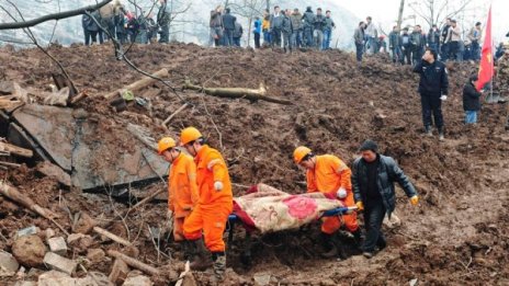 Свлачище затрупа сгради в Китай. Има жертви!