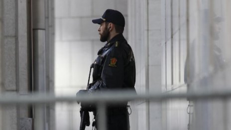 В Норвегия арестуваха пиян, качил се на покрива на парламента