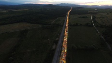 Коледните празници приключват, хиляди отново на път
