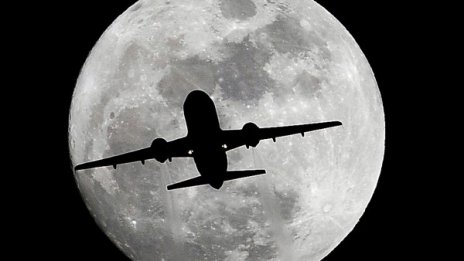 Арест за трима, пошегували се, че в самолет има бомба