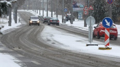 Сняг, студ и снегорини по пътищата из страната