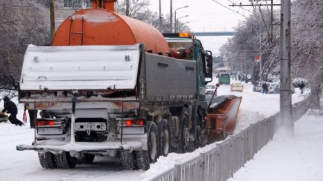49 училища в страната затворени заради снега