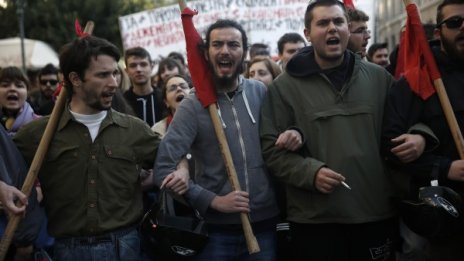 "Ханделсблат": Политиката на икономии вреди на Гърция