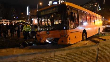 Автобус помля няколко коли и се заби до подлез в София