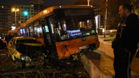 Уволнен е шофьорът на катастрофиралия автобус 