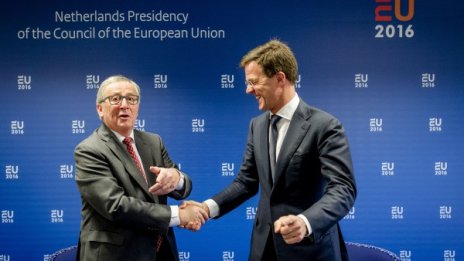 Холандският референдум заплашва Европа, смята Юнкер 