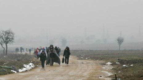 Бежанци едва не се задушиха в камион в Македония