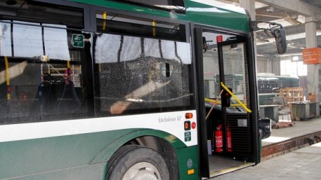 Вандали строшиха пак стъкло на автобус в Стара Загора