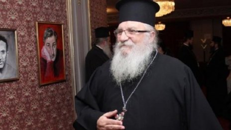 Мъж яде бой, закачал "булки" от приюта на отец Иван