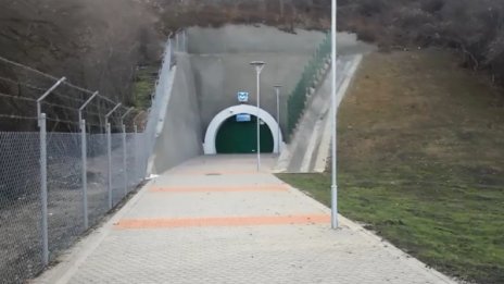 Експериментът в Dnes.bg: По калната "бяла" пътека до метрото