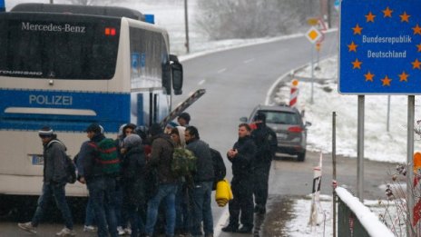 Германия бие отбой – депутати на Меркел против мигрантите 