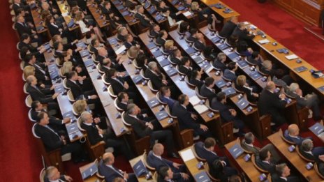 И ДПС зад вот срещу кабинета, иска го за всичко  