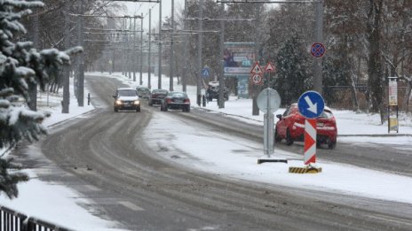 Снежната обстановка спокойна, 240 машини почистват страната