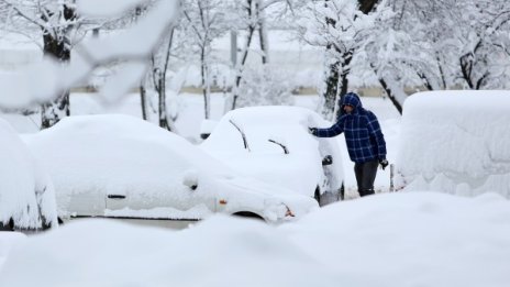 Страната осъмна под дебела снежна покривка