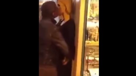 Мигрант налетя гнусно на... пластмасовата си изгора (18+)