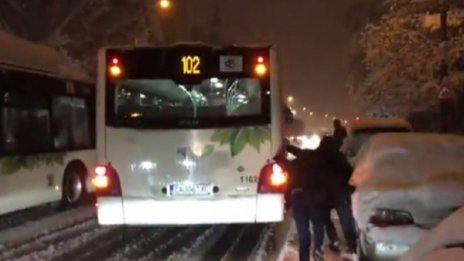 Сговорна дружина автобус от преспите изрина