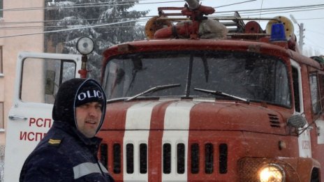 Пожарникари помогнали на над 100 души да се евакуират