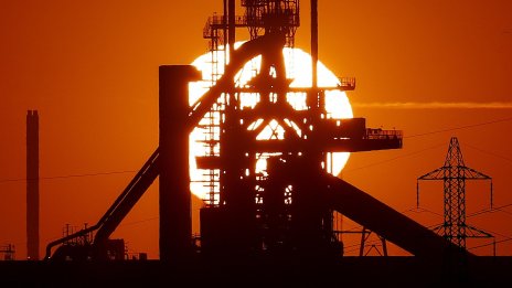 Петролът поевтиня леко след временен лиценз на САЩ за руски доставки