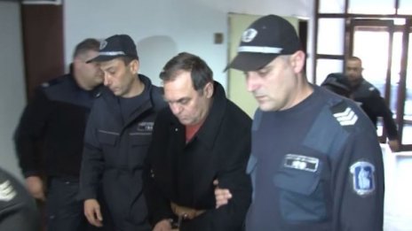 Екскметът, обвинен в изнасилване, остава в ареста
