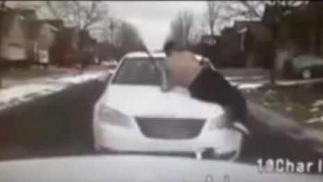 Братя се сбиха, скараха и... блъснаха патрулка!