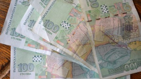 Мъж даде 3200 лв. на измамници, искали и от банката да тегли 