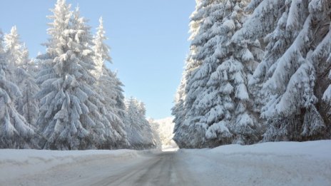 Температурите пак ще са минусови, може слабо да вали
