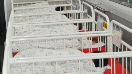 Гърци плащат между 8 000 и 12 000 евро за новородено българче