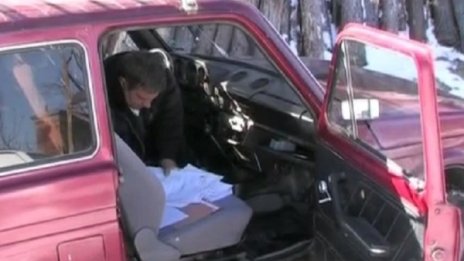 Кмет работи от колата си, "офисът"  – по сигурен
