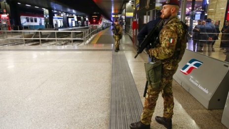 Паника в Рим заради мъж с пушка, но… пластмасова