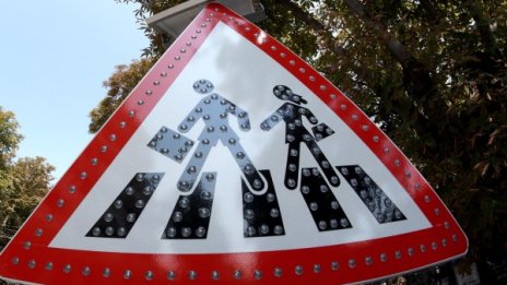За година: Хулигани счупиха пътни знаци за 1,5 млн. лв.