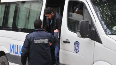 Брезнишките полицаи спипаха 37 мигранти в 2 коли
