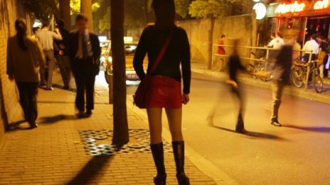 Превръщат бедни отличнички в проститутки