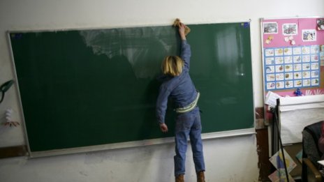 Уволниха учител, пуснал погрешка порно на ученици