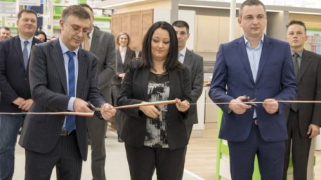 Новият "Практикер" във Варна отвори врати