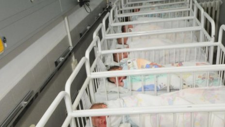 12-годишна роди здраво момченце във Враца