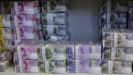 Швейцарците гласуват да имат по 2500 франка месечно