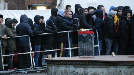 Бавария ще съди кабинета на Меркел, ако бежанският поток не намалее