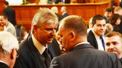 Депутати на косъм от бой: Измамник, ще ти счупя носа...  