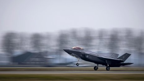 Защо F-35 Lightning II е единственият самолет, готов за война в Арктика