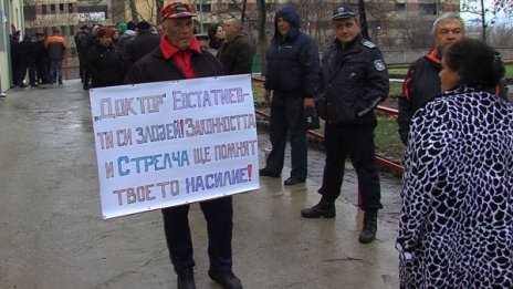 Жителите на Стрелча освиркаха адвоката на Иван Евстатиев 