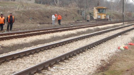Кола излетя от пътя и падна на жп релсите