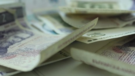 Пенсионерка метна от балкона 11 000 на измамник