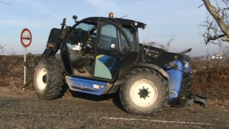 Микробус се заби във фадрома в Русенско