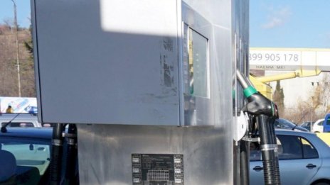 Пиян зареди гориво за 100 лева, пробва да избяга, но...