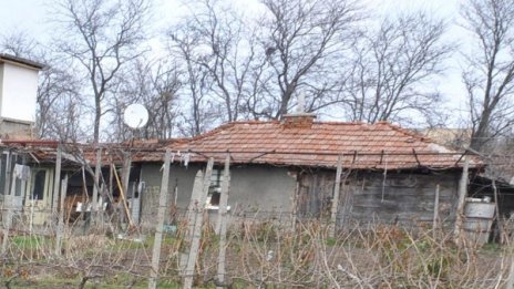 Къща с двор, кладенец, дръвчета - колкото чанта на "Витошка" 