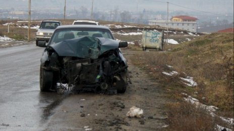 Кола се обърна в Разград, шофьорът загина