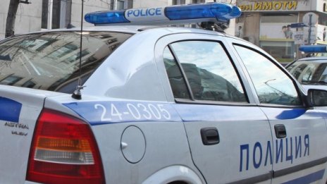 Кола се вряза в къща, а вътре – шестчленно семейство