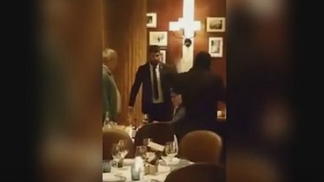 Удариха критик на Путин с торта в лицето